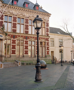 842138 Afbeelding van een 'klassieke' straatlantaarn, model 'Pyke Koch', op het Domplein voor het Academiegebouw ...